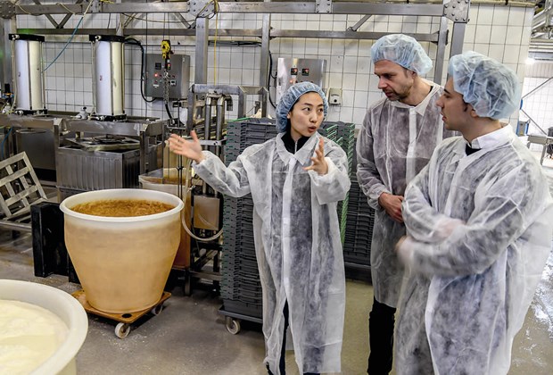 Riksdagspolitiker p�  bes�k i tofufabriken