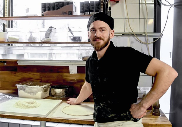 Poppis-bagaren brjar med Pizza