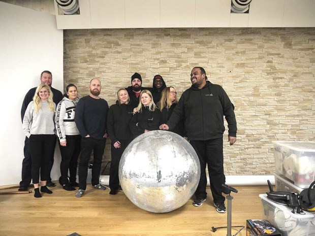 MEGA laddar fr ppningsfest - fr ungdomar och vuxna