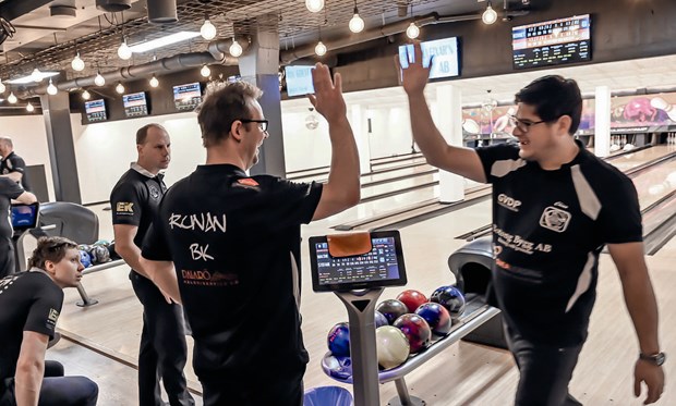 Fullsatt bowlinghall sg Runan g upp i ledning i sin grupp