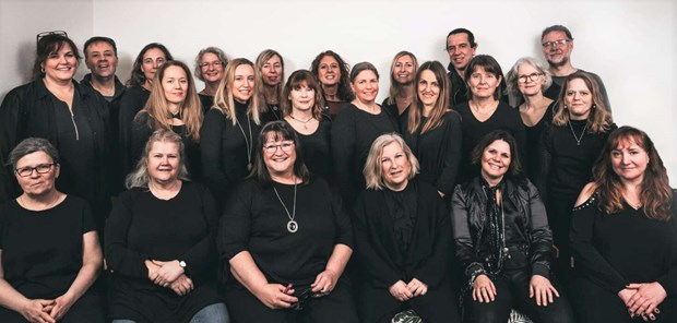 Lokal kör + lokal rockstjärna = sant Lokal kör + lokal rockstjärna = sant