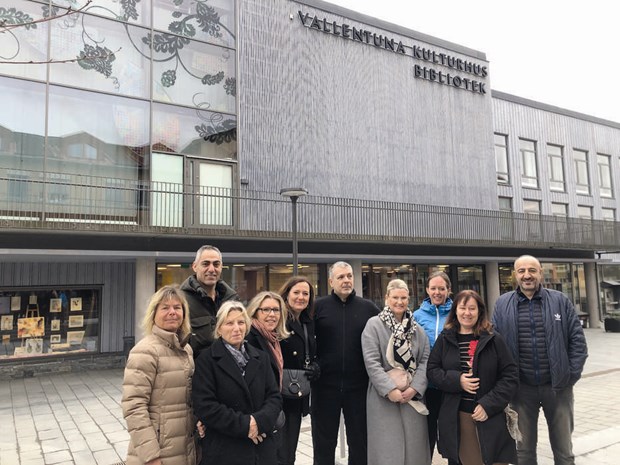 Affärer och restauranger i Vallentuna centrum: Affärer och restauranger i Vallentuna centrum: