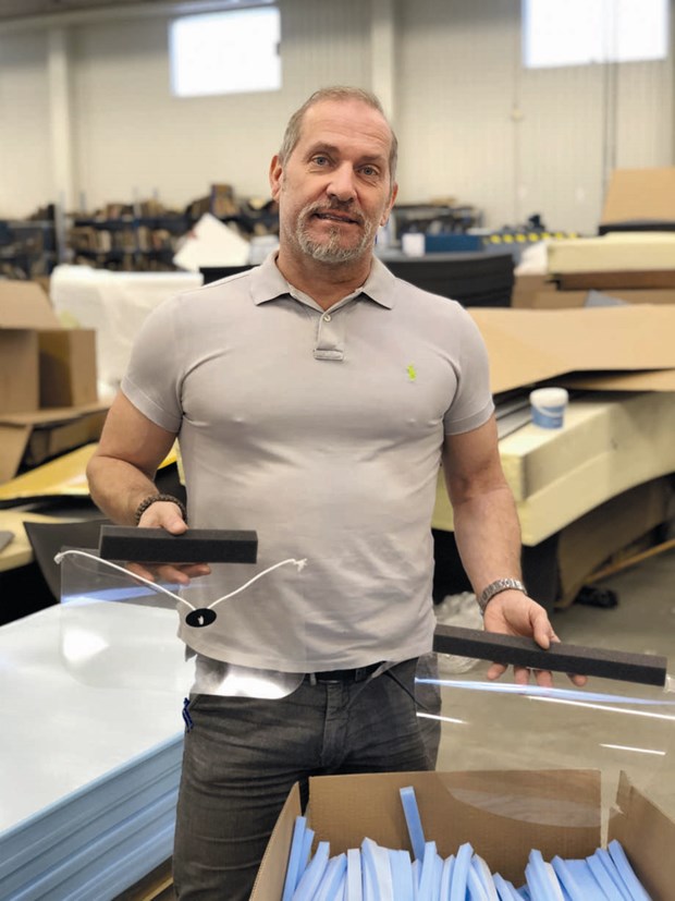 Vallentunaf�retaget som fixar visir till v�rdpersonal