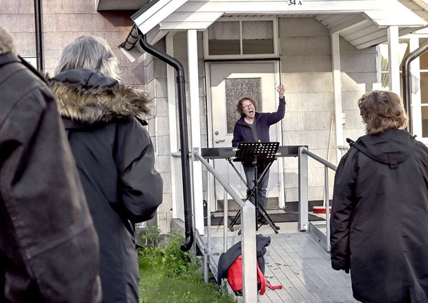 Nu övar Össeby kyrkokör igen – fast utomhus Nu övar Össeby kyrkokör igen – fast utomhus
