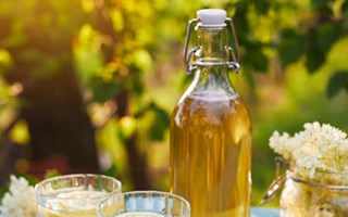 Lt smakerna blomma ut i saft och pannkaka