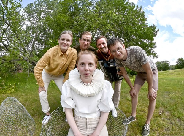 Ful ankunge spelas i gröngräset i coronatider Ful ankunge spelas i gröngräset i coronatider