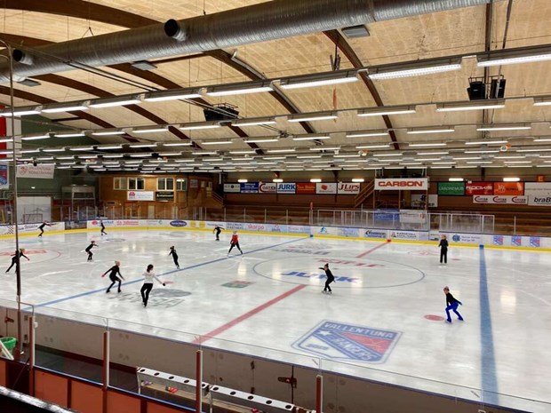 99 konståkare laddar upp inför tävlingssäsongen i Vallentuna 99 konståkare laddar upp inför tävlingssäsongen i Vallentuna