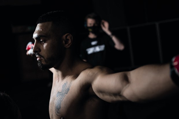 Jonny Touma var skoningslös i proffsdebuten Jonny Touma var skoningslös i proffsdebuten