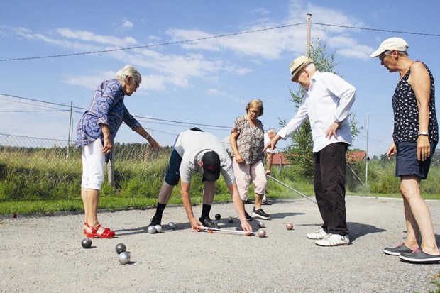 Full fart med måttbandet när Frösundaborna spelar boule Full fart med måttbandet när Frösundaborna spelar boule