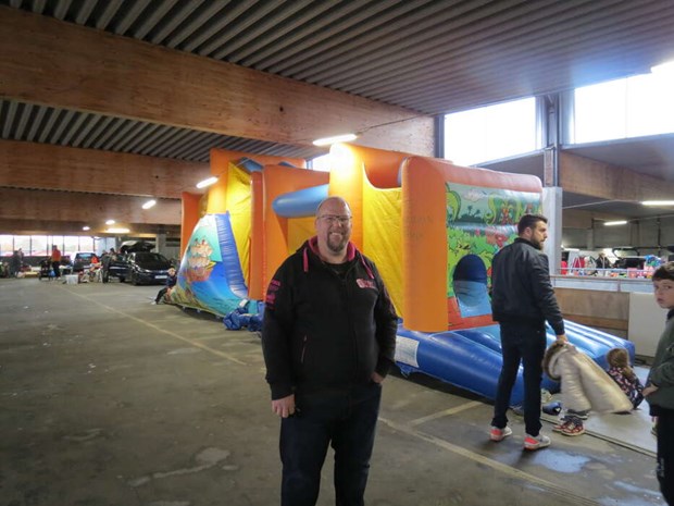 Dags f�r loppis i Vallentuna centrum igen - och  premi�r f�r ny hamburgervagn