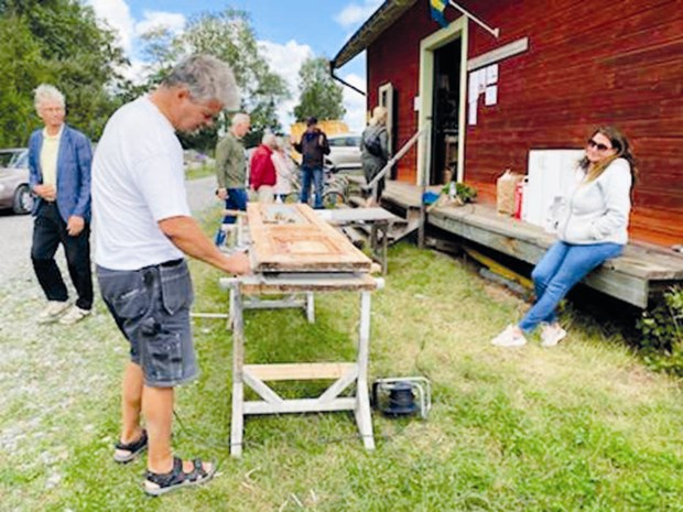 Frösundas loppis drog ihop pengar till fönster Frösundas loppis drog ihop pengar till fönster