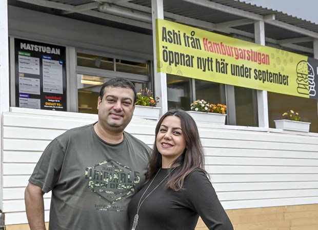 Ashi laddar om med burgare och thaimat i Okvista