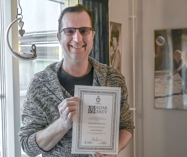 Kenneth är mästare på att massera muskler Kenneth är mästare på att massera muskler