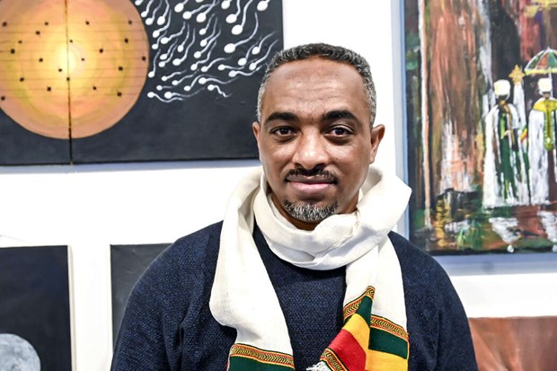 Han visar upp färgstark konst Han visar upp färgstark konst