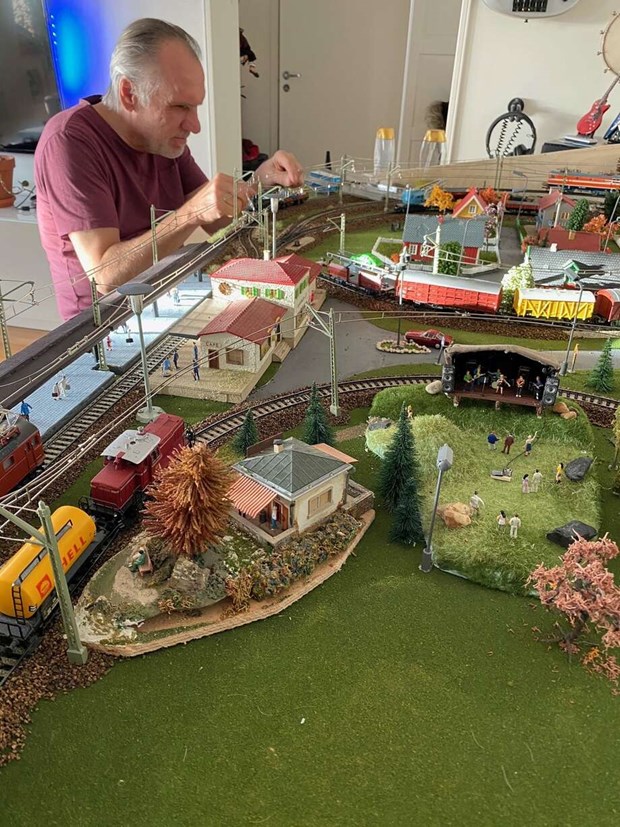 Tomas tidsf�rdriv under coronan - byggde en fantasiv�rld hemma