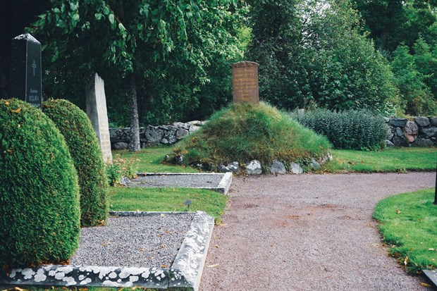 Skrönan om en ung tjej som är begravd i en kulle på Vallentuna Kyrkogård Skrönan om en ung tjej som är begravd i en kulle på Vallentuna Kyrkogård