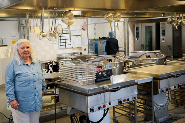 Hon dyker inte längre upp kvart över sex Hon dyker inte längre upp kvart över sex
