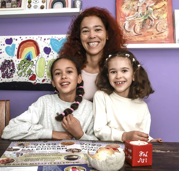 Systrarna säljer egna kalendrar Systrarna säljer egna kalendrar