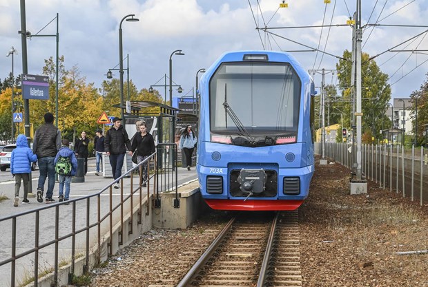  I r brjar de nya tgen rulla p Roslagsbanan