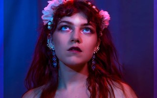 Vallentunatjej slpper sitt frsta album 2022