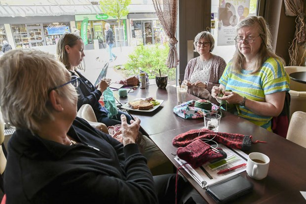 H�r stickar de tillsammans p� caf�t