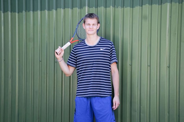 Filip tar rygg p� andra tennistalanger