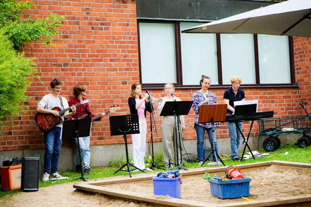 De sommarjobbar genom att underhlla publik