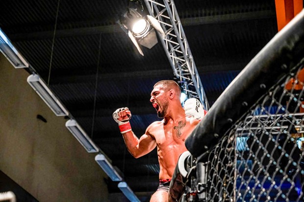 Touma vill ha titelmatch efter proffsseger