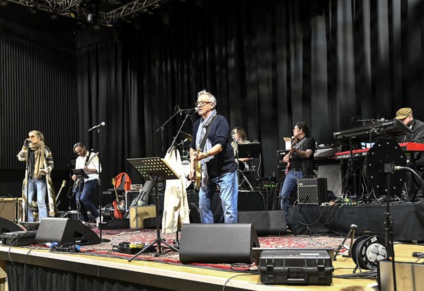 Artisterna repar i Vallentuna till hyllningskonsert 