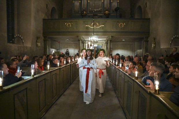 Fullsatt p� st�mningsfull Luciakonsert i Vallentuna kyrka