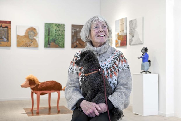 Konstn�ren Charlotte Sachs st�ller ut sitt �hundgodis�