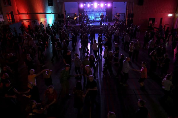 250 personer dansade loss i Bllstaberg till populra Casanovas 