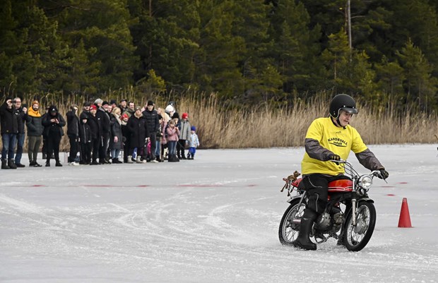 Isr�jsing med moppe p� Bergsj�n 