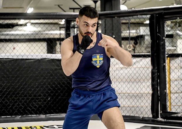 Jonny Touma tar steg tillbaka för en titelchans Jonny Touma tar steg tillbaka för en titelchans