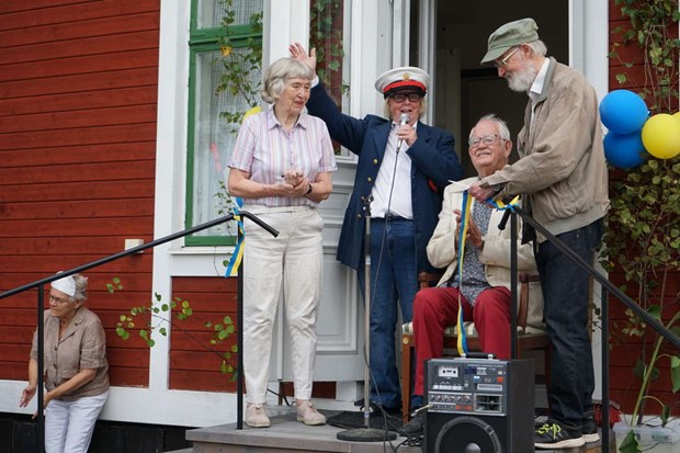 Storslaget firande när Frösunda stationshus återinvigdes Storslaget firande när Frösunda stationshus återinvigdes