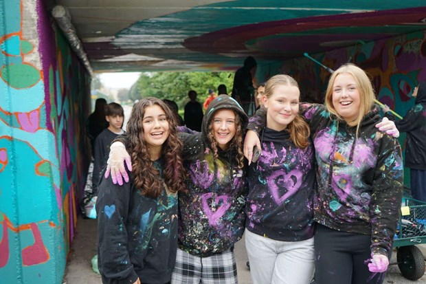 Eleverna skapar konstverk i gångtunnel Eleverna skapar konstverk i gångtunnel