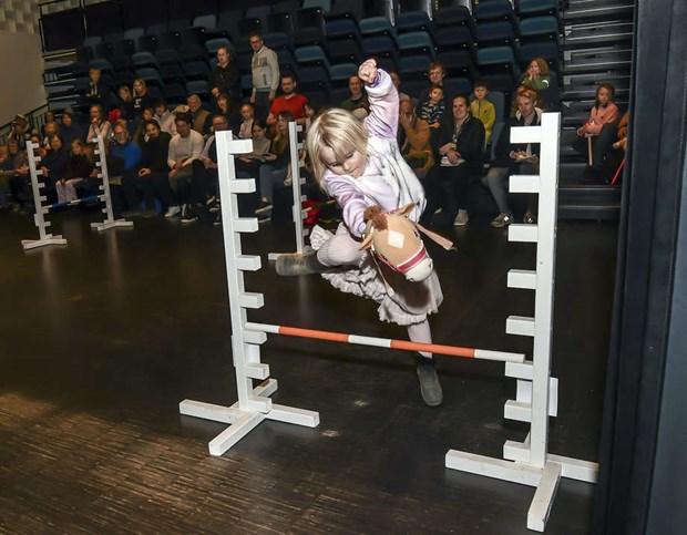 Många tävlade med käpphästar i Kulturrummet Många tävlade med käpphästar i Kulturrummet