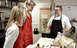 Lovisedalsskolans elever ordnar käket