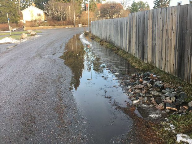 Brist på dränering skapar isbana vintertid Brist på dränering skapar isbana vintertid