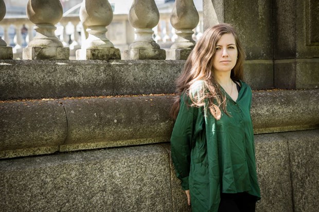 Hon skriver fantasy, feel good och erotik 