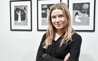 Malins utställning: Svartvit, sagolik och serieliknande