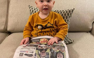 Arvid, 2, lser lokala nyheter varje dag