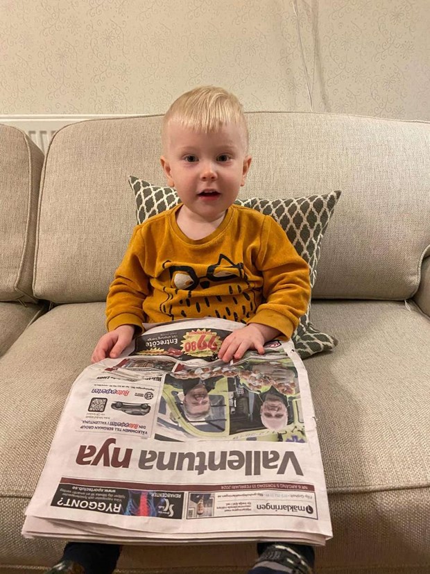 Arvid, 2, läser lokala nyheter varje dag Arvid, 2, läser lokala nyheter varje dag