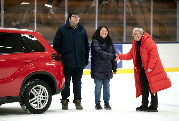 Glada och chockade bilvinnare