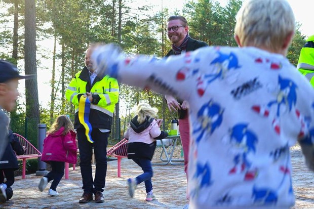 Spring och bus när ny lekpark invigdes Spring och bus när ny lekpark invigdes