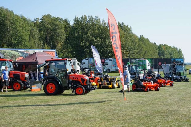 Roadshow fyllde Vallentuna flygflt med stora maskiner
