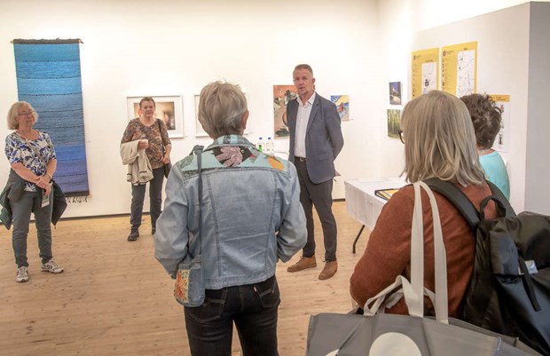 Årets konstrunda invigd med en samlingsutställning Årets konstrunda invigd med en samlingsutställning