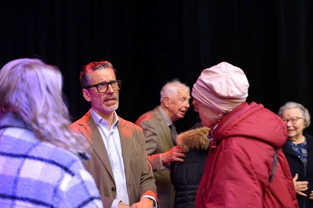 Fullsatt n�r Jens Lapidus bes�kte Vallentuna