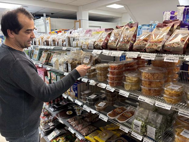 Mahdi laddar upp � rusning till butiken inf�r h�gtiden eid