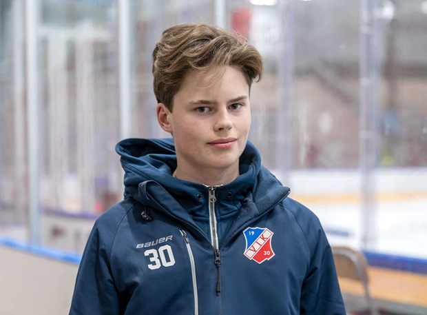 Hockeytalangens dröm hotas av byråkrati Hockeytalangens dröm hotas av byråkrati